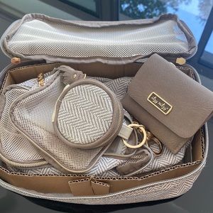 Itzy Ritzy 6 piece set of accessories. 3 piece, packing cubes, wipe holder +more